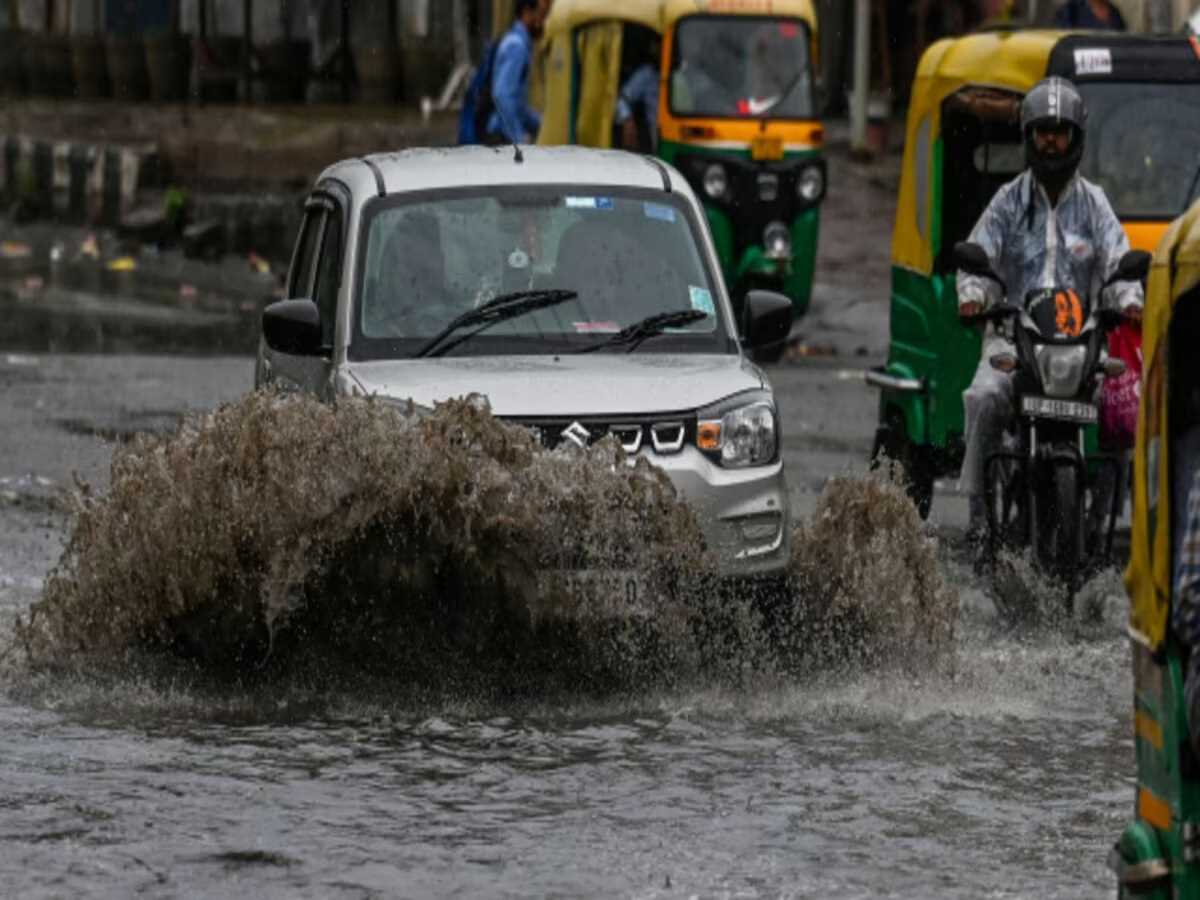 दिल्ली में बारिश ने खोली सरकार के दावों की पोल, कई जगह सड़कें जलमग्न